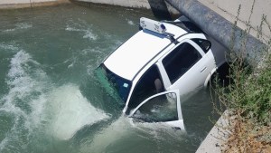 Perdió el control del taxi y terminó en un canal de riego en Fernández Oro
