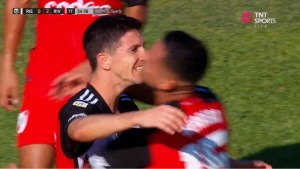 Video | El insólito blooper del arquero de Deportivo Riestra en el gol de Nacho Fernánez