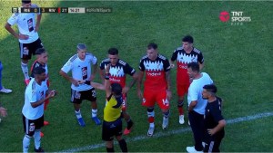 VIDEO | Polémica del VAR en Riestra &#8211; River: el áribitro corrigió tres veces su decisión