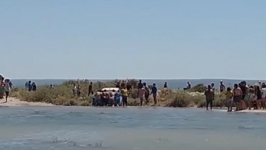 Video | Las Grutas con mareas extraordinarias: autos atrapados y destrozos por el mar