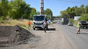 Arreglos bajo el puente ferroviario en el ingreso a Cipolletti por Ruta 151, el tránsito está liberado