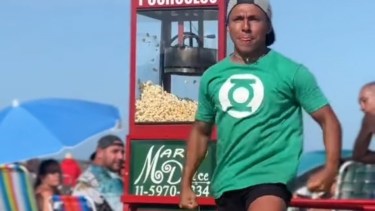 Video: Un bailarín vende pochoclos en La Costa y causa furor