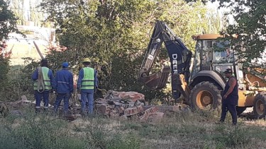 Las tareas de demolición compartidas por Buteler. Foto: Gentileza. 