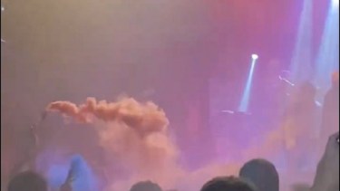 Prendieron bengalas durante un recital dentro de un boliche en Buenos Aires.