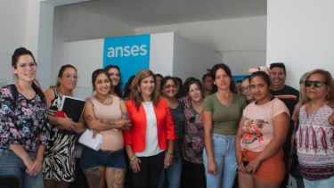 La intendenta, Daniela Salzotto, destacó la reapertura de la oficina de Anses. Foto: Gentileza.