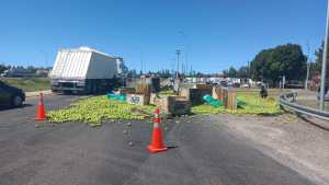 Precaución! Un camión volcó su carga en la rotonda de Tercer Puente y Ruta 151: el tránsito está interrumpido