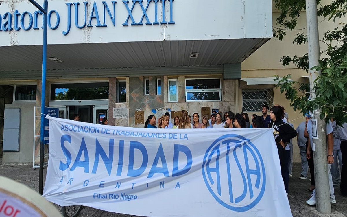 Reclamos en Sanatorio Juan XXIII de la ciudad de Roca en el marco del paro nacional. Foto: Gentileza.