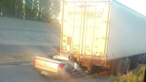 Fatal accidente en Ruta 22: una camioneta chocó contra un camión, hay un muerto
