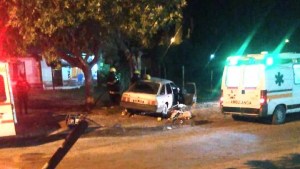 Chocó contra un árbol durante la madrugada y tuvo que ser rescatada por bomberos en Catriel