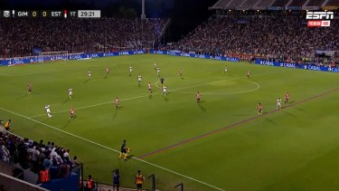 A instancias de VAR, Pablo Dóvalo le anuló el gol a Gimnasia.