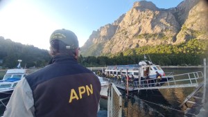 Denunciaron que embarcaciones navegan en el Nahuel Huapi y complican tareas contra el incendio