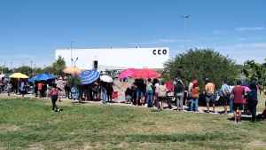 Video | Kit escolar gratuito en Neuquén: momentos de tensión en la larga fila que esperaba bajo el sol