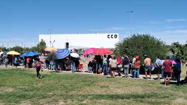 Video | Kit escolar gratuito en Neuquén: momentos de tensión en la larga fila que esperaba bajo el sol