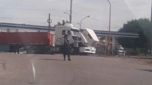 Un camión complicó el tránsito sobre la Ruta 65 en uno de los accesos a Fernández Oro: el motivo