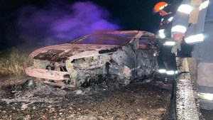 Encontraron un auto incendiado en la Ruta 51, entre Vista Alegre y Centenario: investigan si era robado