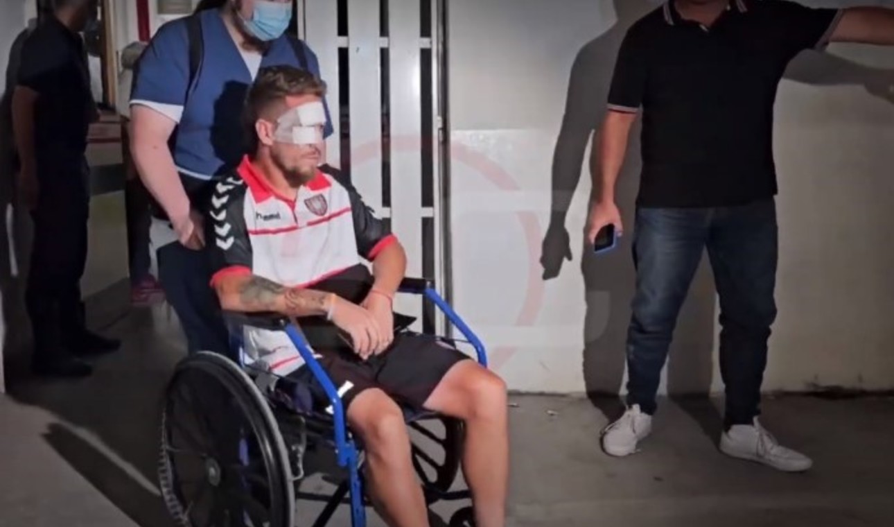 Brandán salió del hospital con un parche en el ojo y en silla de ruedas.