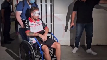 Brandán salió del hospital con un parche en el ojo y en silla de ruedas.