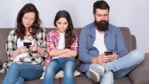 Adultos distraídos con el móvil: su efecto en la conducta infantil y juvenil