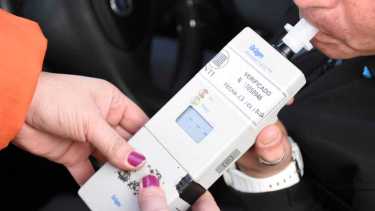 Los controles de alcoholemia se realizan cada fin de semana en Bariloche y ahora las multas serán más caras. Archivo