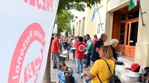 Imagen de Los empleados legislativos paran y se movilizan en Viedma en rechazo a las subas con bonos