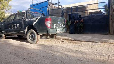 Salió en libertad y asaltó una concesionaria en Allen: lo descubrieron porque tenía la misma ropa