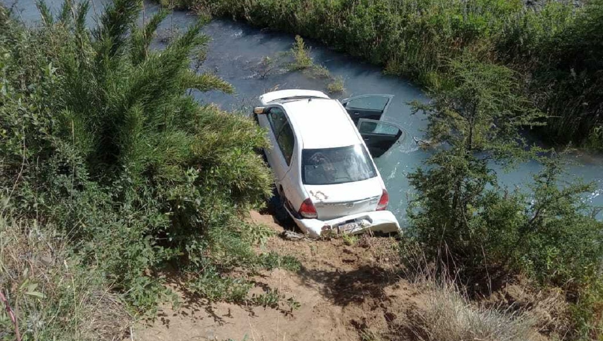 El auto cayó a un brazo del río Manso. Fotos gentileza: guardaparque de Tronador Fernando Morosini