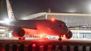 Video: El avión de Enrique Piñeyro que llevó refugiados de Ucrania pisó Neuquén y Bariloche: a qué vino