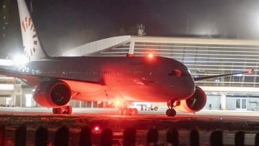 Video: El avión de Enrique Piñeyro que llevó refugiados de Ucrania pisó Neuquén y Bariloche: a qué vino