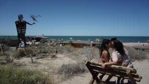 ¿Ya tenés tu ‘selfie’ en el banquito más romántico de Las Grutas? Es el que dice «No hay verano sin beso»