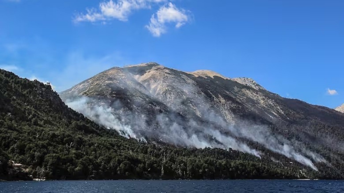 Brigadistas trabajan arduamente para controlar el incendio en el Parque Nacional Los Alerces, que afectó a más de 8300 hectáreas. Foto Prensa Parque Los Alerces.