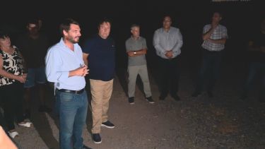 El viernes a la noche, el gobernador Weretilneck acompañó al intendente de Cipolletti, Rodrigo Buteler en la inauguración de la iluminación de la calle Julio Salto. Foto Gentileza.