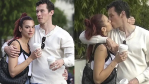 Dua Lipa y Callum Turner muy enamorados en las calles de Los Ángeles