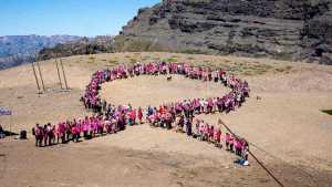Subieron al Cerro Teta para concientizar por la detección temprana del cáncer de mama