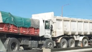 Video: tres camiones protagonizaron un choque en cadena en la Ruta 22, en Regina