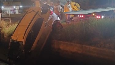 El vehículo quedó sumergido dentro del canal por varias horas. Foto: Gentileza Protección Civil Fernández Oro. 