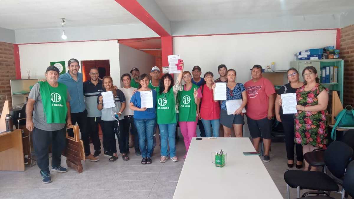 Ayer se firmó el acuerdo entre los gremios y el municipio de Catriel. (gentileza)
