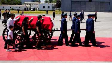 Gabriel Boric recibió el féretro de Sebastián Piñera en el aeropuerto de Pudahuel, marcando el inicio del funeral de Estado en Santiago. Foto AP/Esteban Felix.