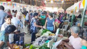 Exitosa primera venta de frutas y verduras de productores de Choele Choel en SAO