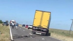 Cinco muertos en un choque frontal entre un auto y un camión en Corrientes