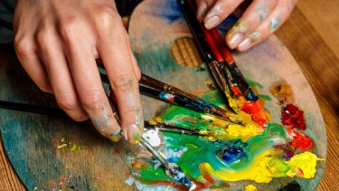 Atracción circular, un programa virtual de aprendizaje y desarrollo a través de clases de teatro, danza y artes plásticas. 