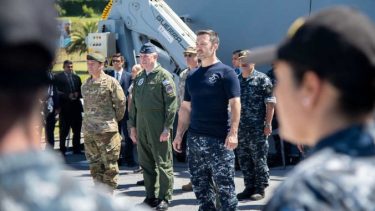 Luis Petri prohibió el uso del lenguaje inclusivo en las Fuerzas Armadas 