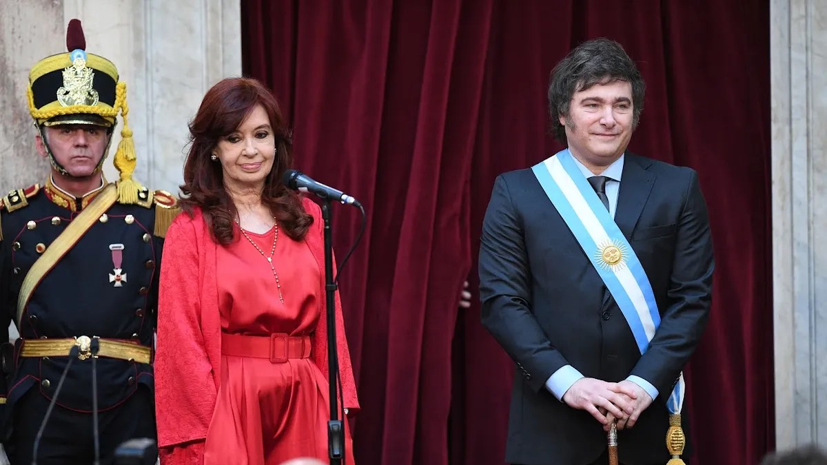 "La verdadera tragedia es que no están jugando un juego de mesa, sino con la mesa de los argentinos", le cuestionó Cristina Kirchner a Javier Milei.