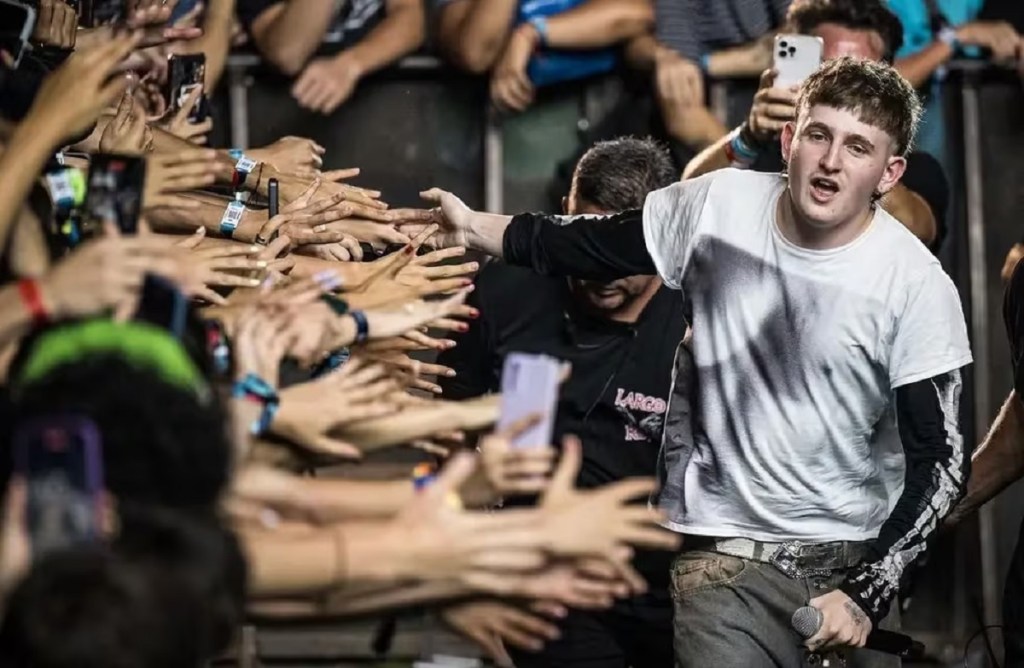 Quién es Dillom, el artista denunciado por su frase sobre Caputo que se  presenta en la Fiesta de la Confluencia 2024 - Diario Río Negro