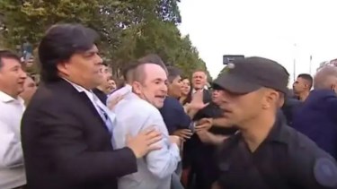 Momento de tensión entre los diputados de Unión por la Patria, en la imagen el neuquino Pablo Todero, y la Policía Federal. 