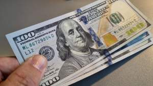 El dólar blue y los bursátiles tuvieron hoy leves subas a la espera del discurso de Milei en el Congreso