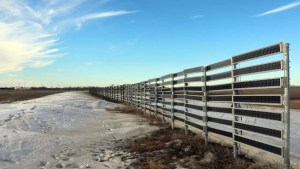 En Estados Unidos diseñan vallas para generar energía solar y contener la nieve