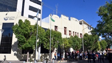 Trabajadores legislativos llevaron a cabo una retención de servicio durante cuatro horas. Foto: Marcelo Ochoa.