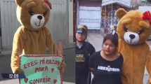 Imagen de La Policía de Perú se disfrazó de oso de peluche para arrestar a una delincuente en San Valentín