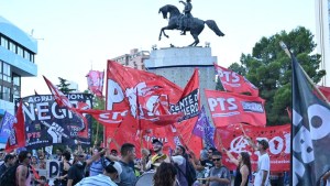 La Ley Ómnibus vuelve a comisión: festejos en las marchas y cacerolazos de Neuquén, Roca y Viedma
