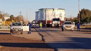 El tránsito de tres rutas de Neuquén se ve afectado por el traslado de un camión petrolero